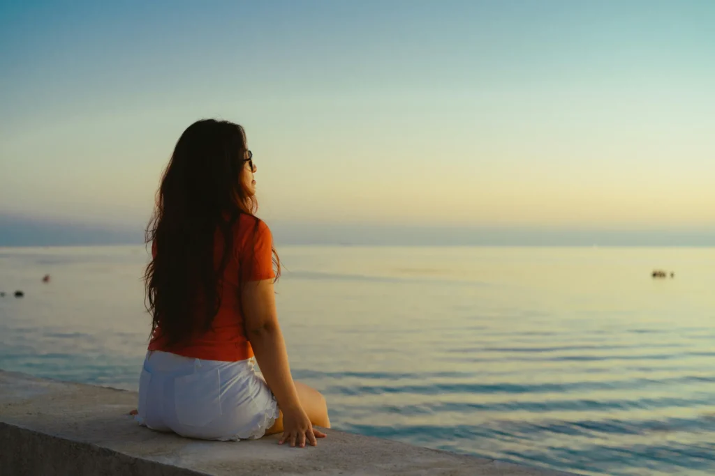 ragazza si rilassa in vacanza